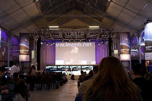 Gary Vaynerchuck interviewé par Loic Lemeur, photo de Melody McCloskey futur du travail. Gary Vaynerchuck interviewé par Loic Lemeur. Dans l'assistance : Garrett Camp et Travis Kalanick de Uber